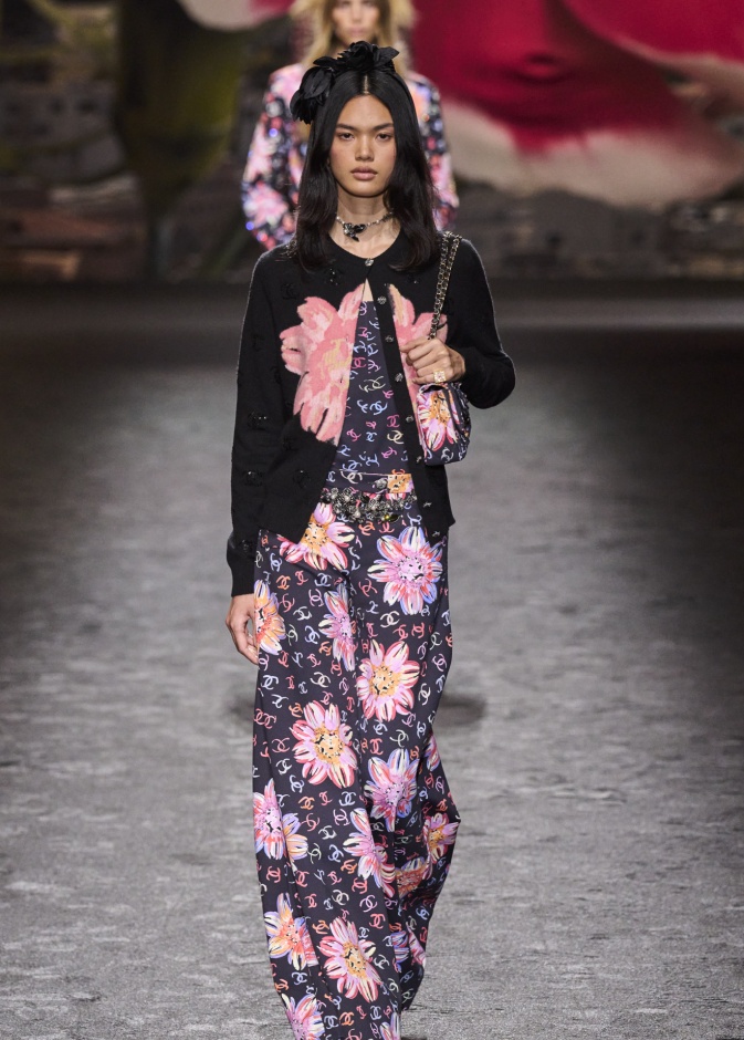 ملابس مطبعة بالورود من Chanel 