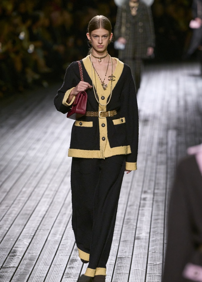 إطلالة من CHANEL