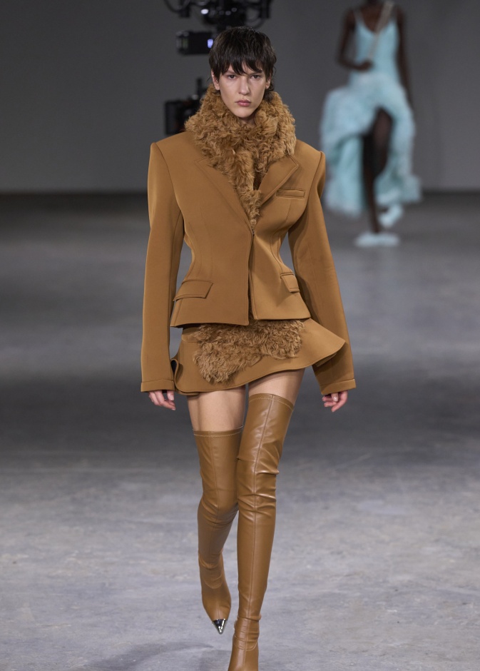 إطلالة رسمية بالتنورة الكلوش من David Koma