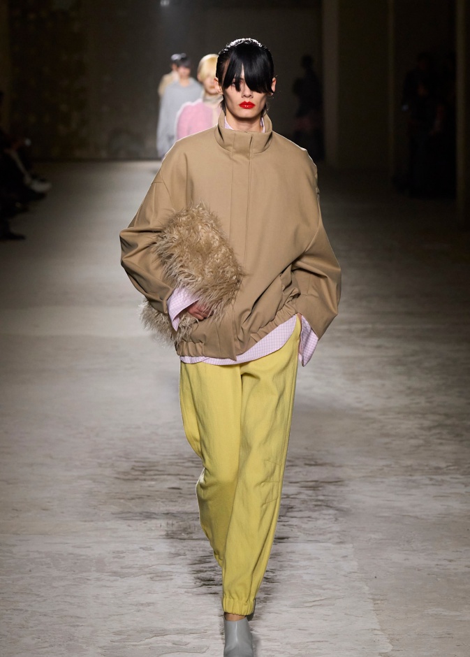 إنطلاقة موضة الخريف لا تكتمل إلا بسراويل صفراء