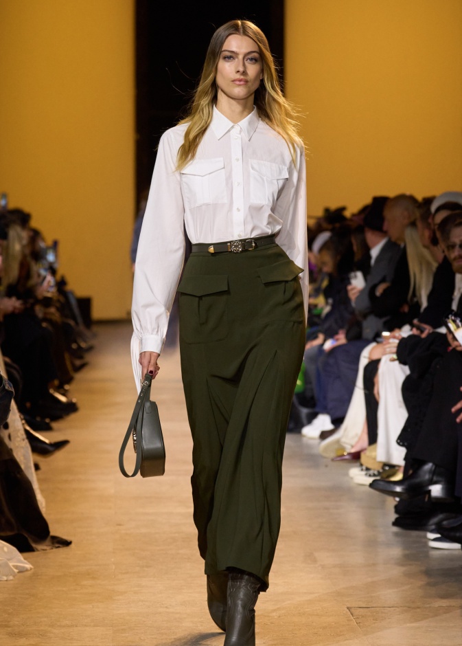 إستعدّي لإطلالة كلاسيكية وملفتة مع موضة القميص الأبيض