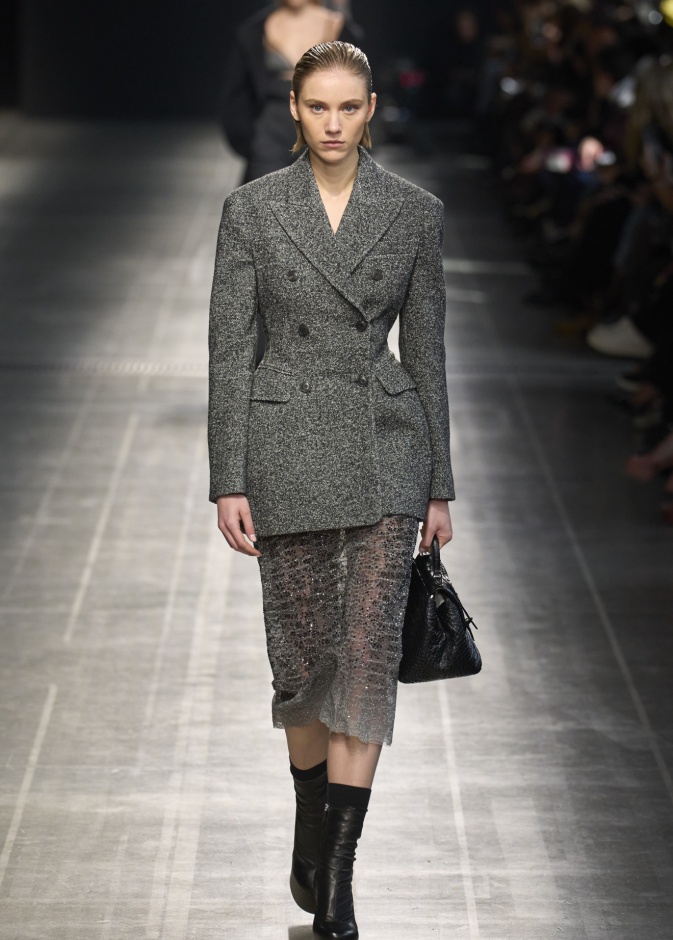 موضة الجاكيتات الرمادية شياكة أساسية في إطلالات الخريف