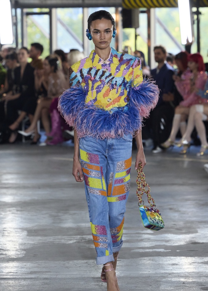 تألقي بأحدث موديلات وألوان الجينز الرائجة لصيف 2024