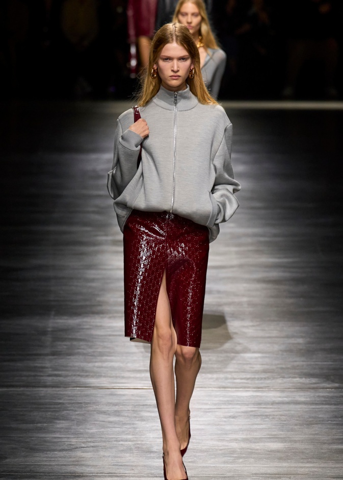 موضة التنانير المتنوعة مع الشق الأمامي تتخطى التقاليد