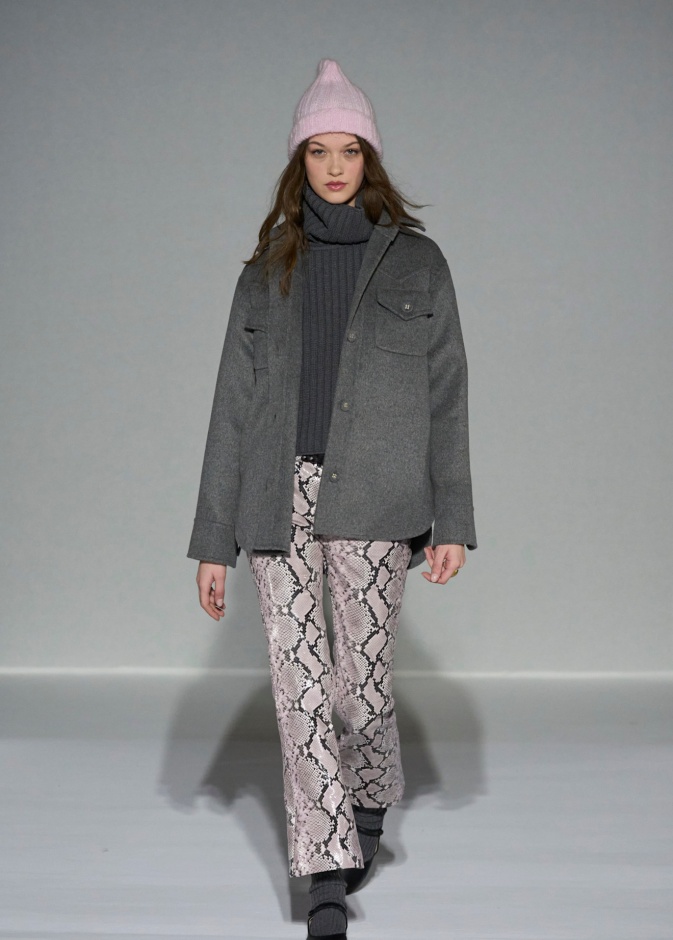 تحرّري من القيود مع موضة البناطيل المنقوشة بجلد الأفعى