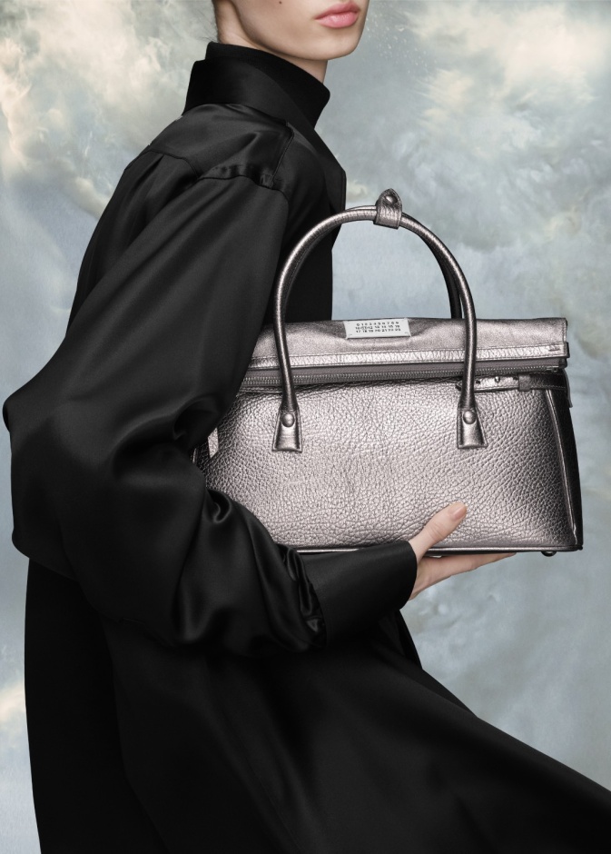 5AC East West حقيبة تجمع بين الطابعين الرسمي والعملي من علامة Maison Margiela