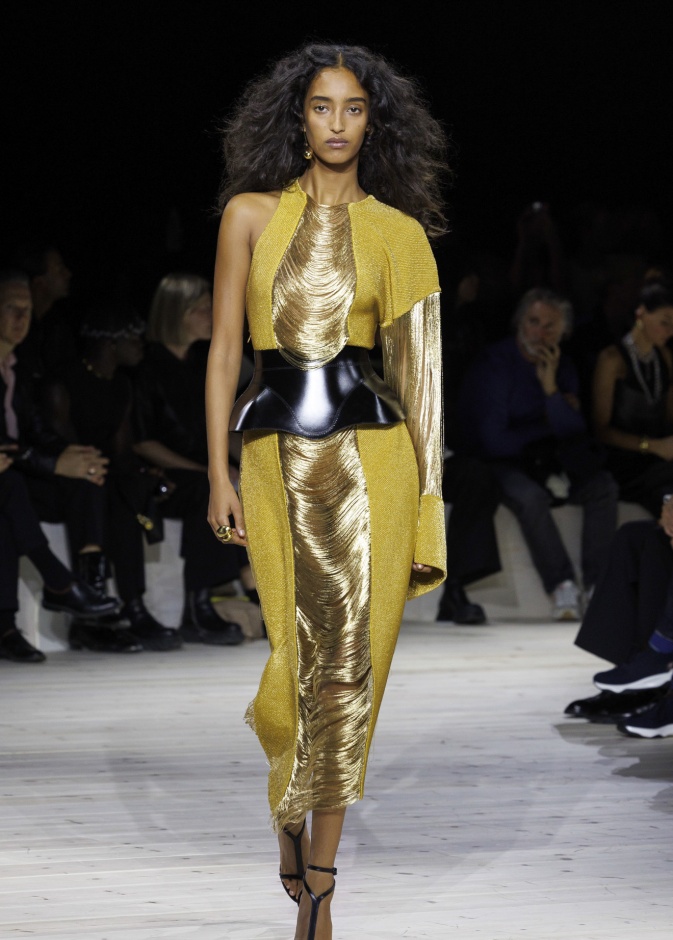  أسطورة اللون الذهبي تنتفل عبر الحضارات لتصل لصيف 2024