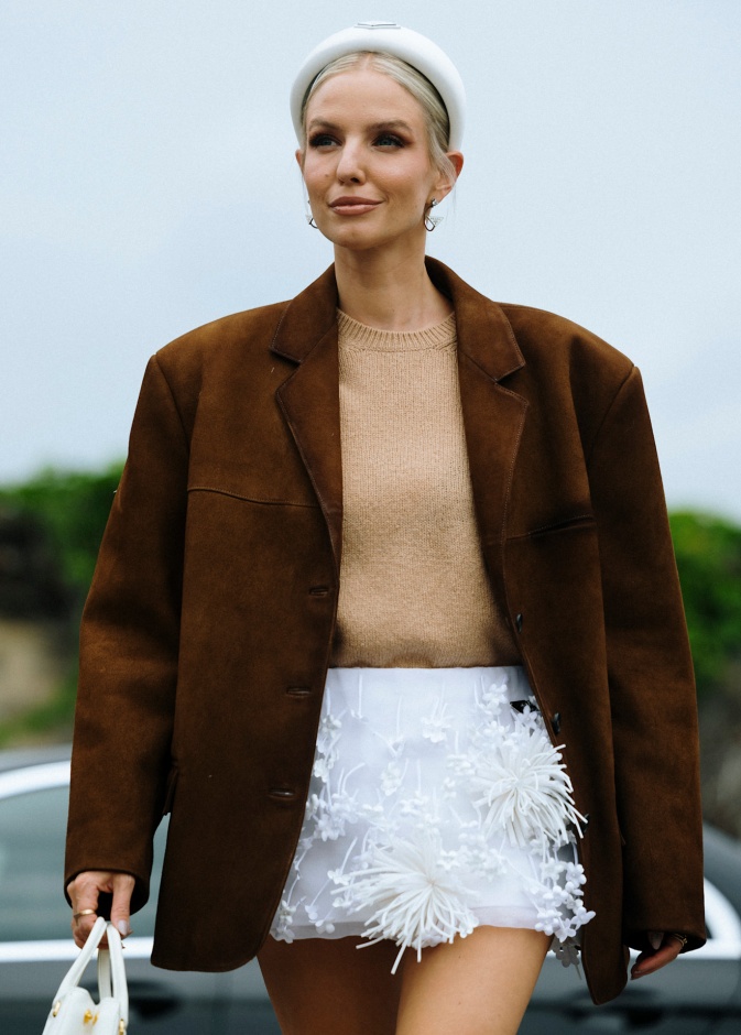 إطلالة بألوان محايدة من Street style