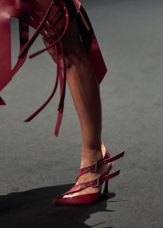 حذاء برأس مدبب مزين بالأشرطة من Mugler