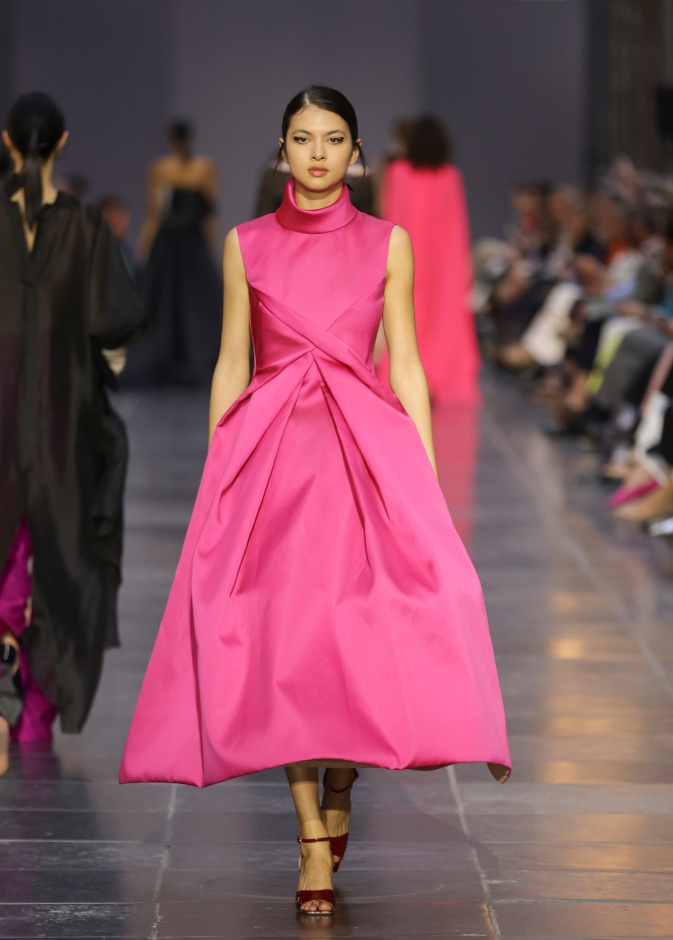 الفستان الفوشيا ما زال في الصدارة في الخريف