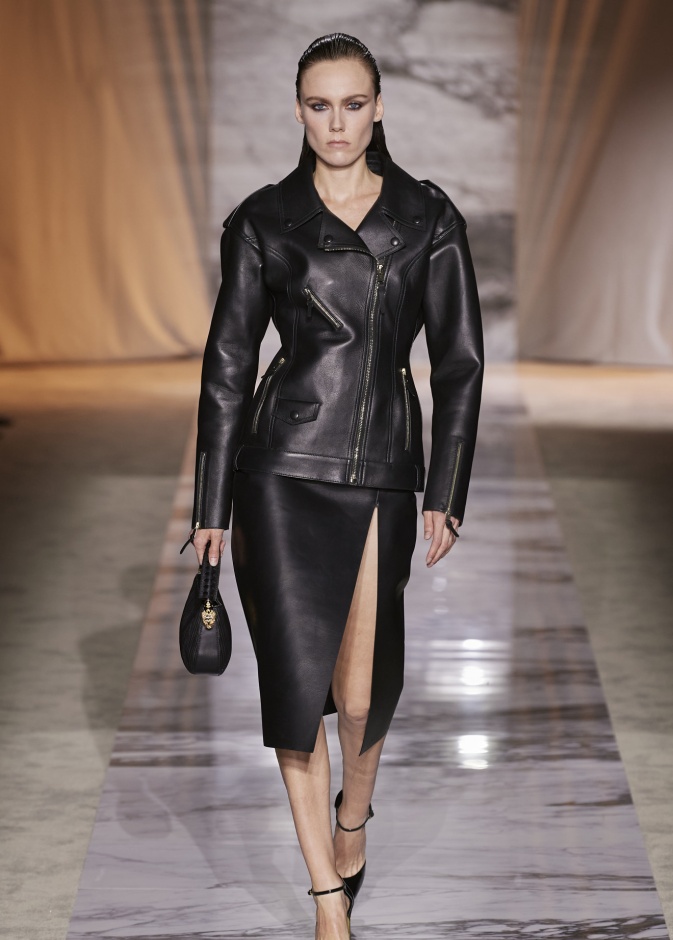 موضة تنانير الجلد مع الشق الأمامي تتخطى التقاليد بقصاتها المقبلة