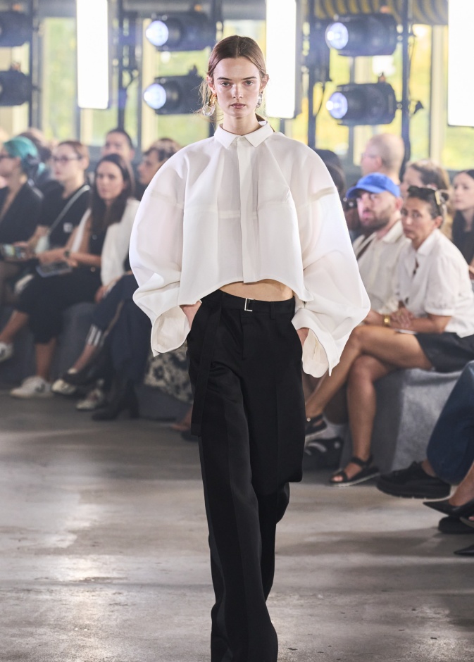 موديل القميص الأبيض الواسع لصيف 2024 Sacai 