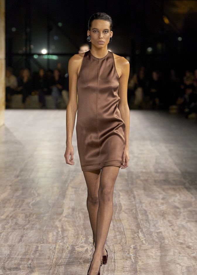 فستان ستان قصير وناعم من Saint Laurent 