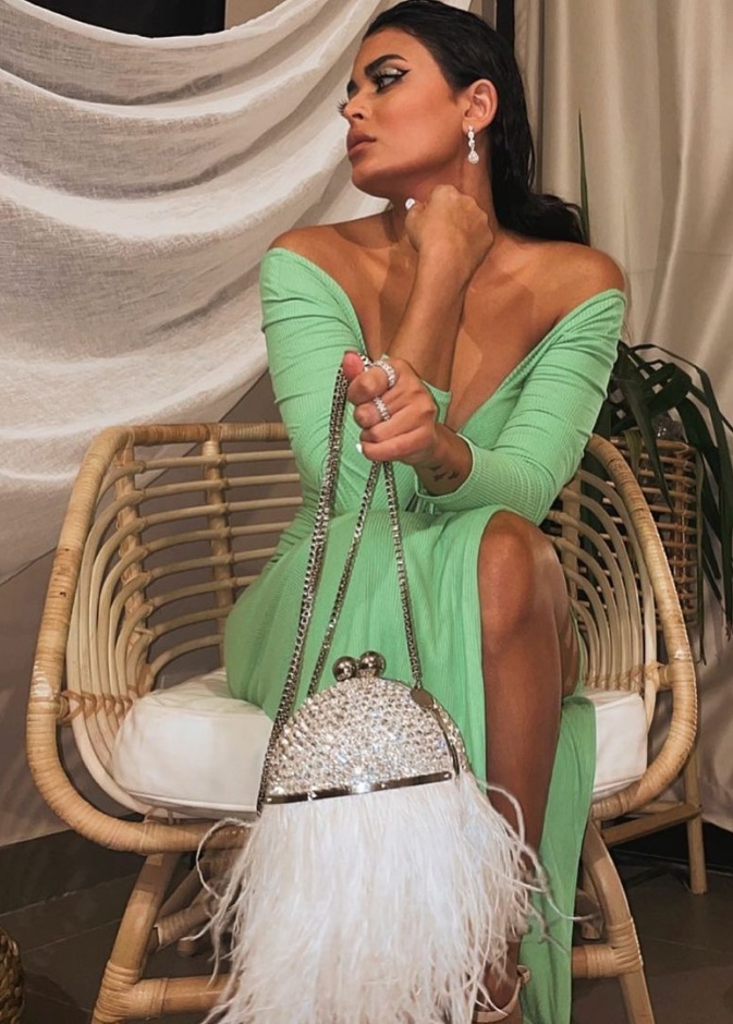 تنسيق مميز للفستان الأخضر على طريقة أسماء جلال 