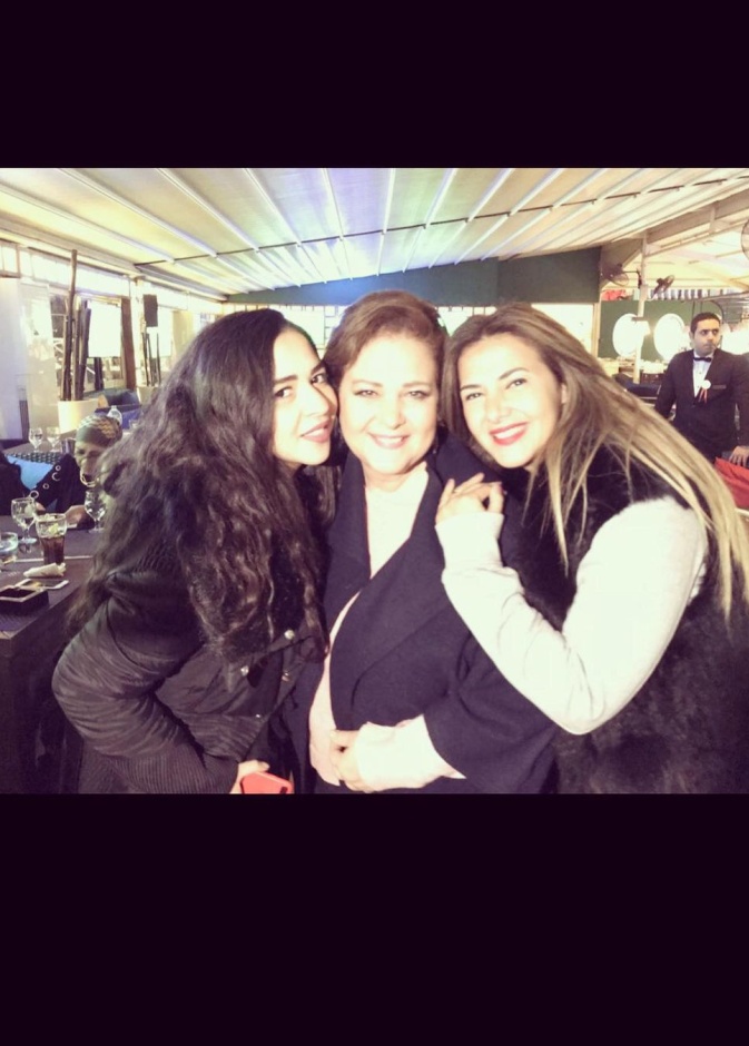 صورة جمعت دلال عبد العزيز ببناتها دنيا وايمي 