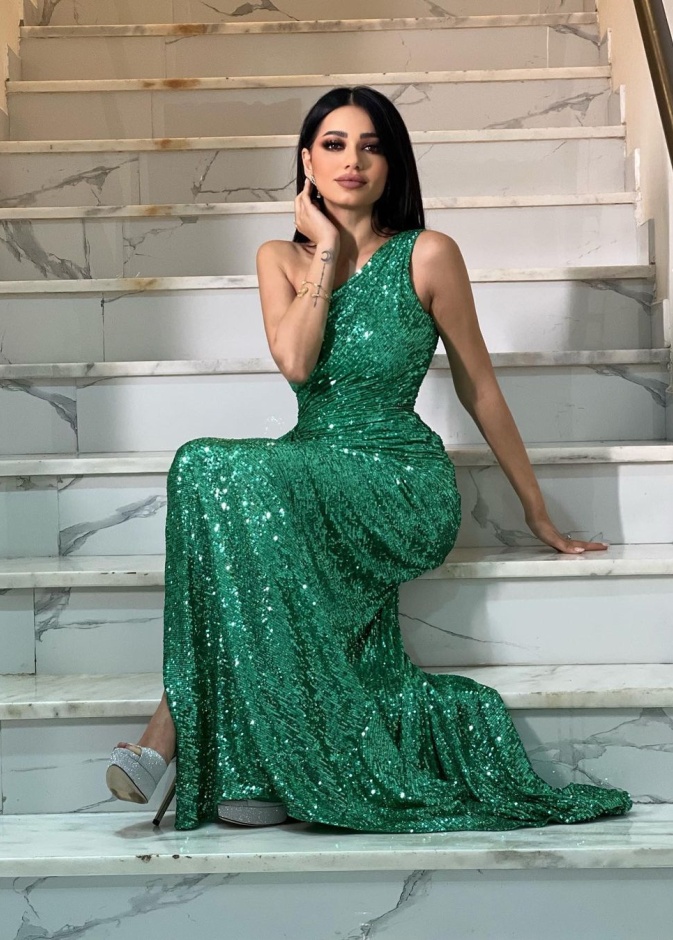 إطلالة مميزة لامعة باللون الأخضر الداكن 
