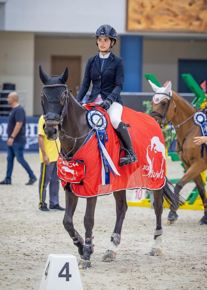 علياء المهيري.. الفارسة الإماراتية الواعدة التي كسرت الحواجز ولمعت في عالم الفروسية