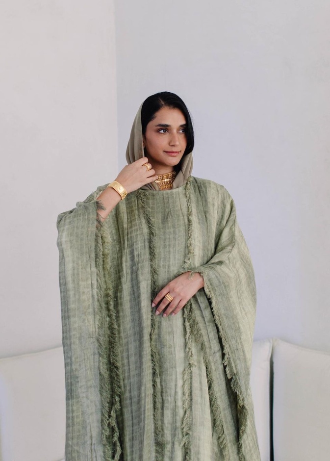 6 طرق لتنسيق القفاطين والعبايات باللون الأخضر لأناقة مشرقة 2024 