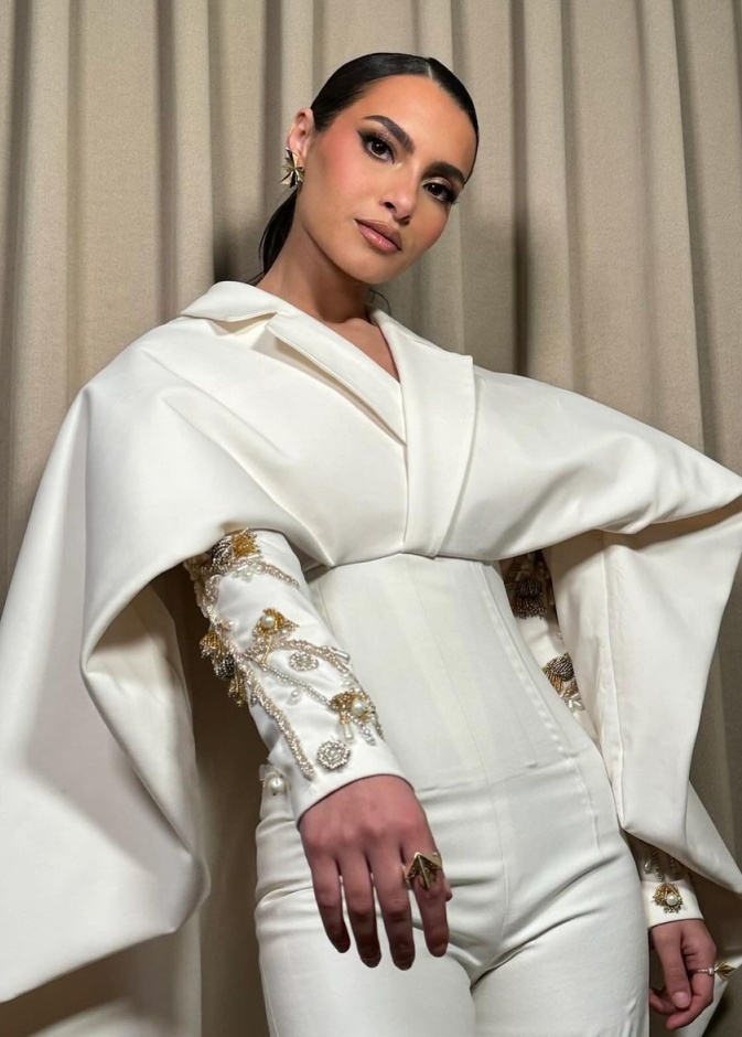 جمبسوت أبيض بتصميم راقي