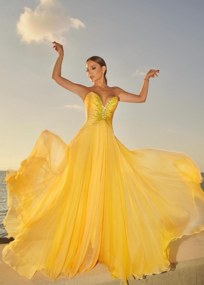 هيلدا خليفة بفستان أصفر زاهي في أحدث جلسة تصوير 