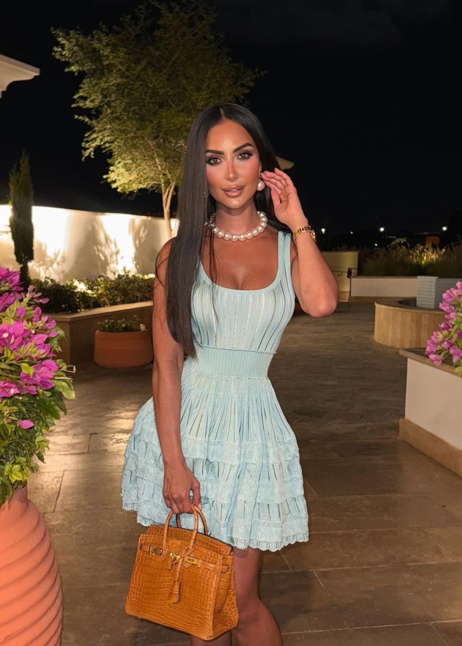 فستان قصير بتصميم بسيط وناعم 