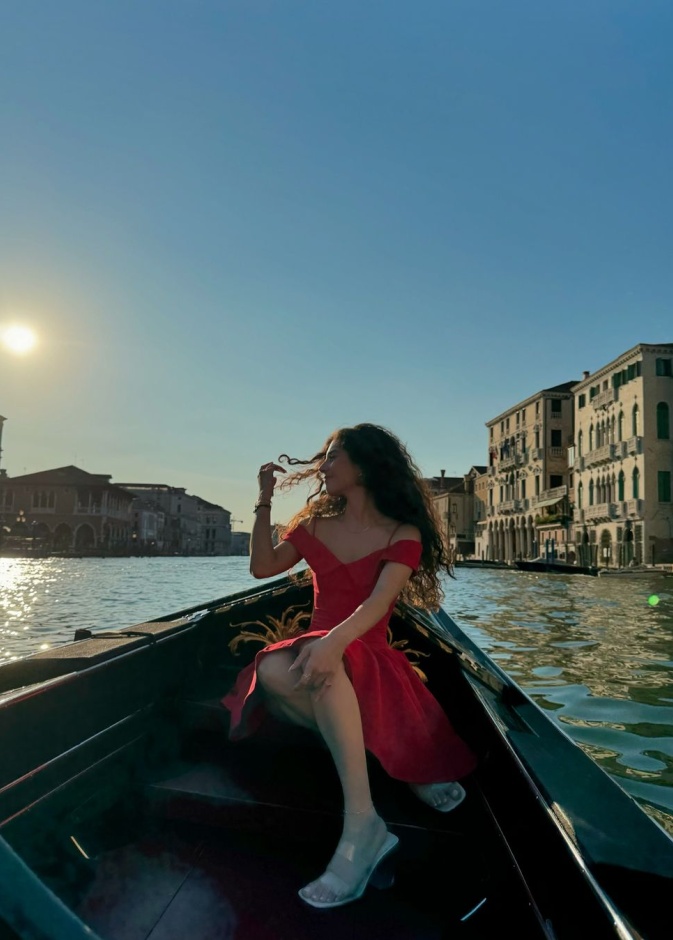 إطلالة شبابية لمايان السيد في فينيسيا