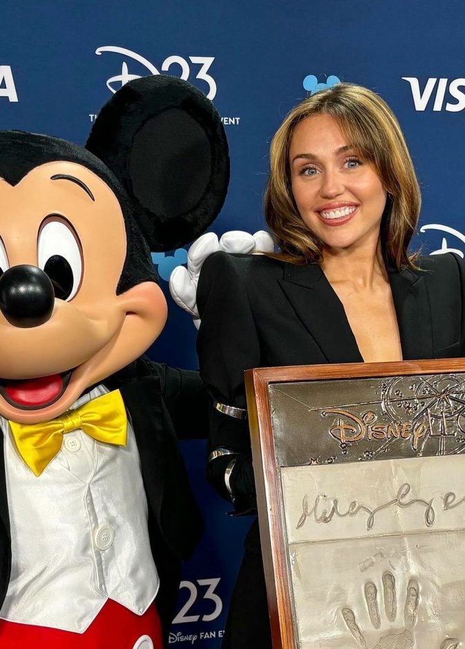 مايلي سايرس تحصل على لقب أسطورة ديزني 