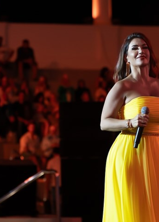 ديانا حداد تتألق على المسرح الروماني بالمدينة التراثية في العلمين 