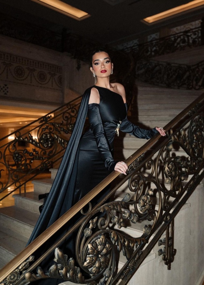 ملك زاهر في جلسة تصوير حديثة 