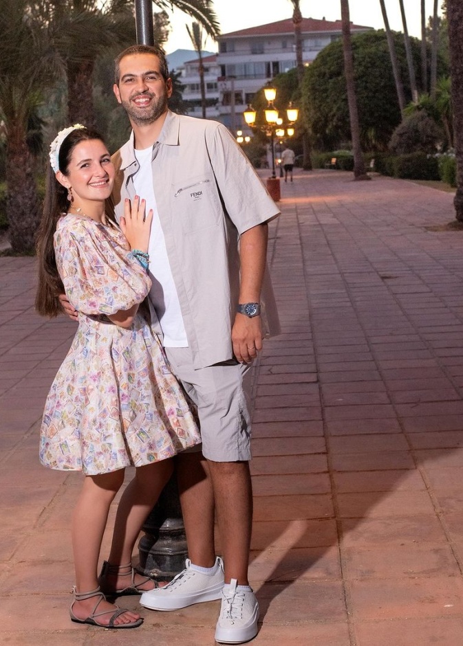 صورة رومانسية جمعت شام الذهبي وزوجها