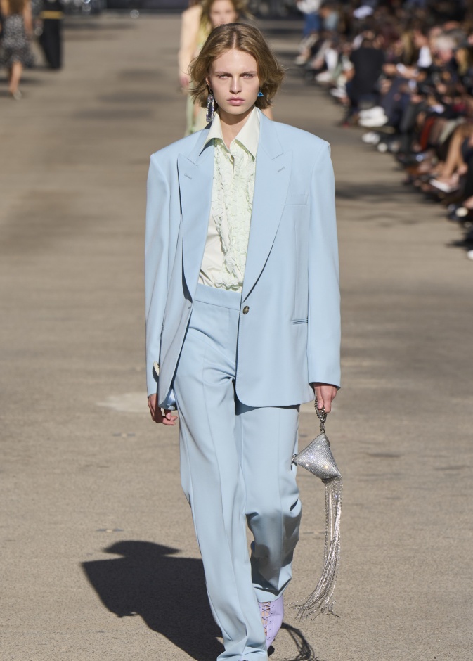 البدلات الزرقاء الفاتحة تمنحك الشياكة والتألق في الصيف