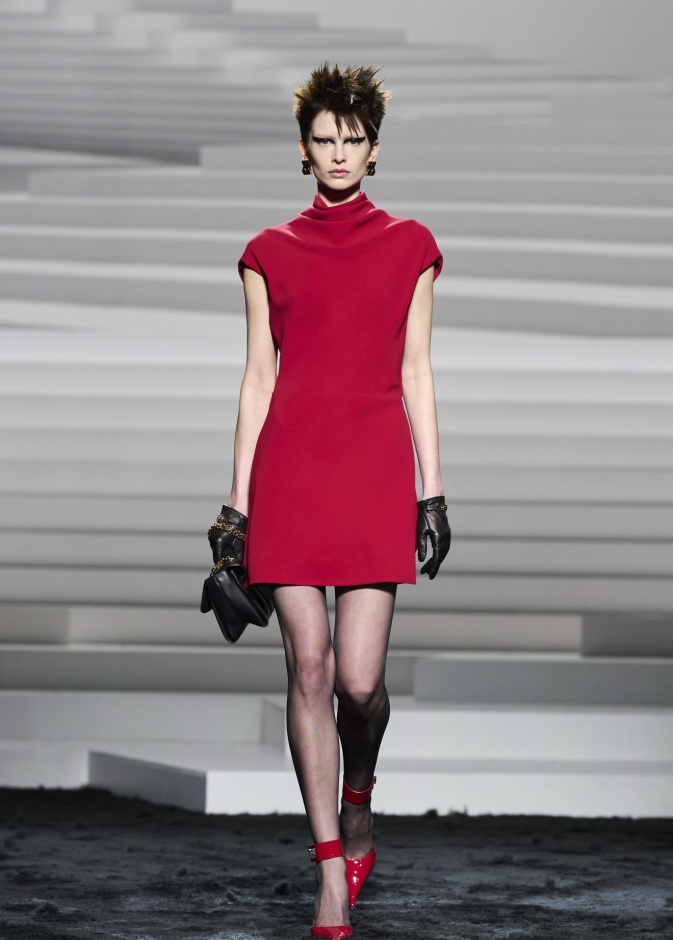 إطلالة من Versace