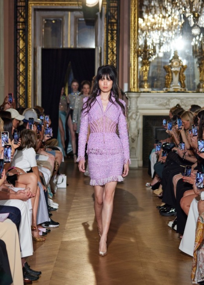 مجموعة من يارا شومايكر لخريف وشتاء 2024 تُجسد أناقة باريس الخالدة