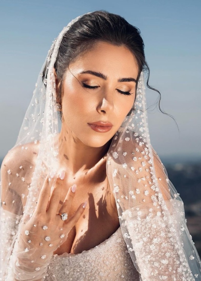 تسريحة دانييلا رحمة في يوم زفافها من الأمام