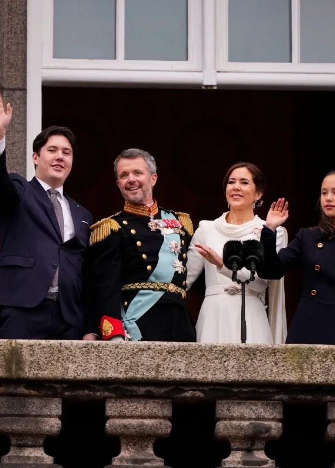 العائلة الملكية في الدانمارك تنتقل إلى قصر أمالينبورج