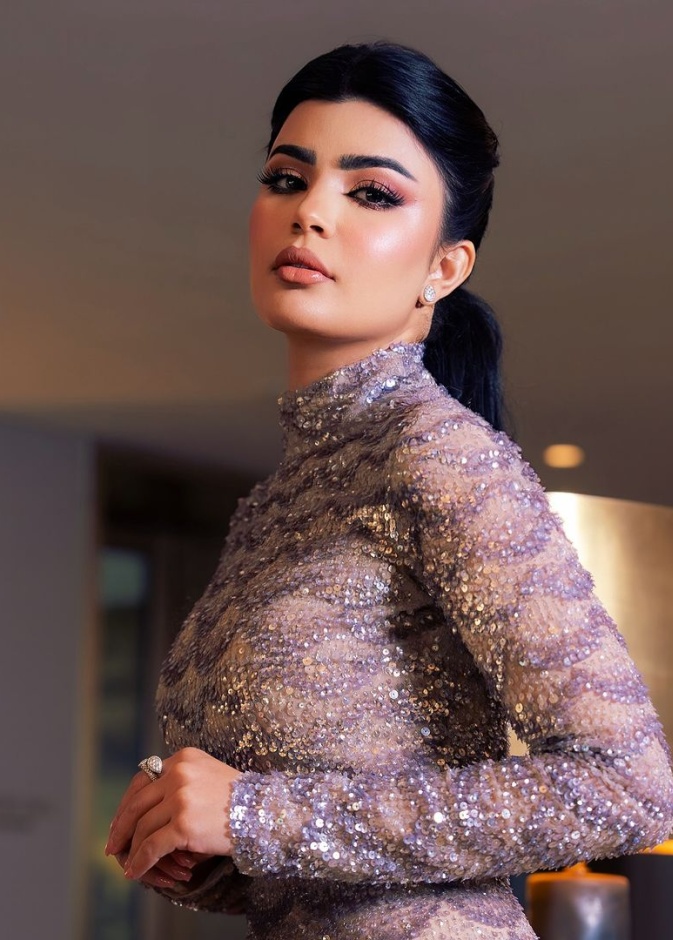 ميلا الزهراني بالمكياج الملون وتسريحة شعر ذيل الحصان