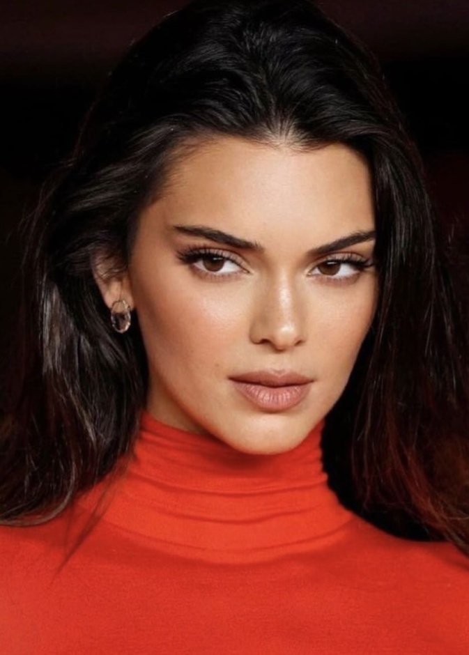 أبرز عمليات العيون المفضلة لدى النجمات العالميات