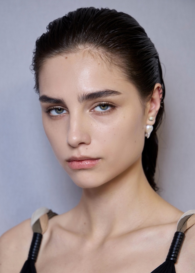 قومي بإعادة تشكيل مظهر حواجبك بهذه الطرق التجميلية الحديثة