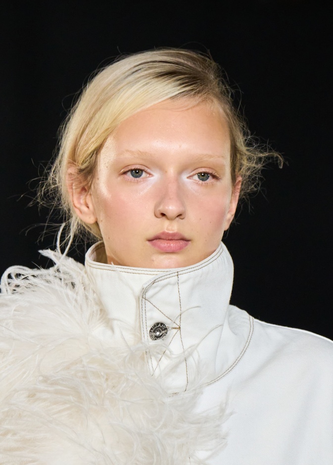 جرأة المكياج عنوان الجمال في اليوم الاول من عروض الموضة في باريس 