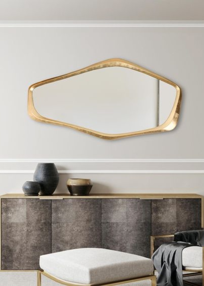 مرآة جدارية ذهبية التشطيب في غرفة المعيشة