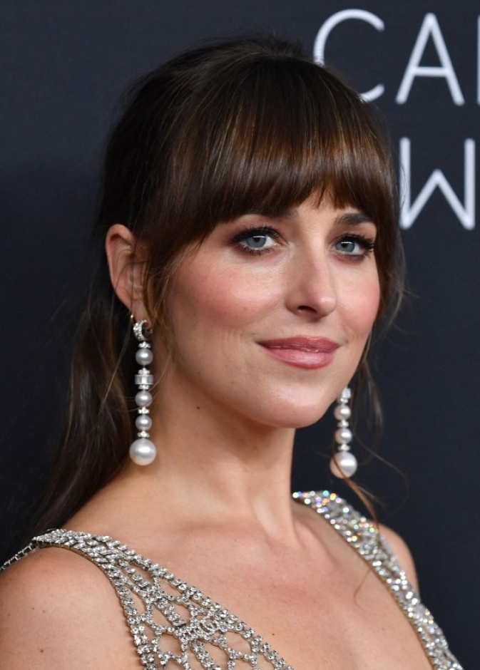 تسريحات شعر بسيطة للوجه البيضاوي على طريقة داكوتا جونسون