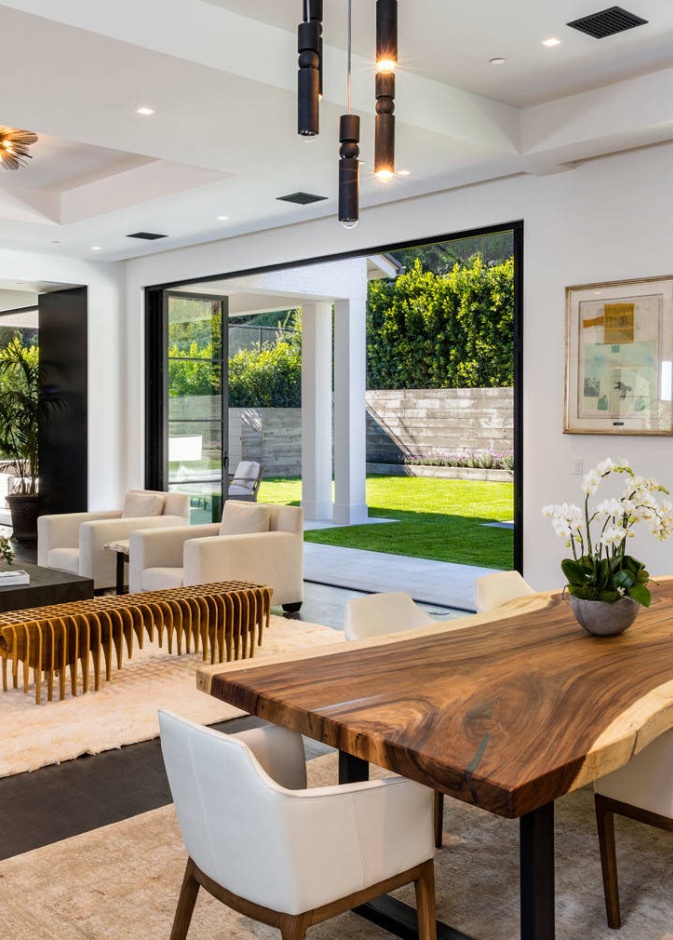 يميل الكثيرون إلى إنشاء غرفة طعام ومعيشة في مساحة مشتركة