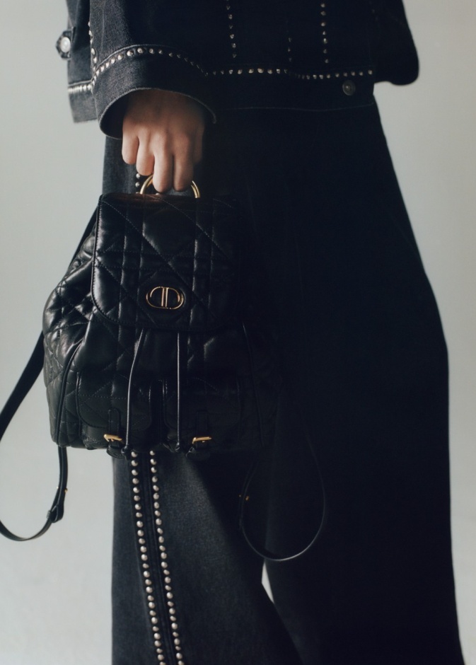 حقيبة "ديور كارو" Dior Caro تجمع بين رموز الأناقة والفخامة العملية