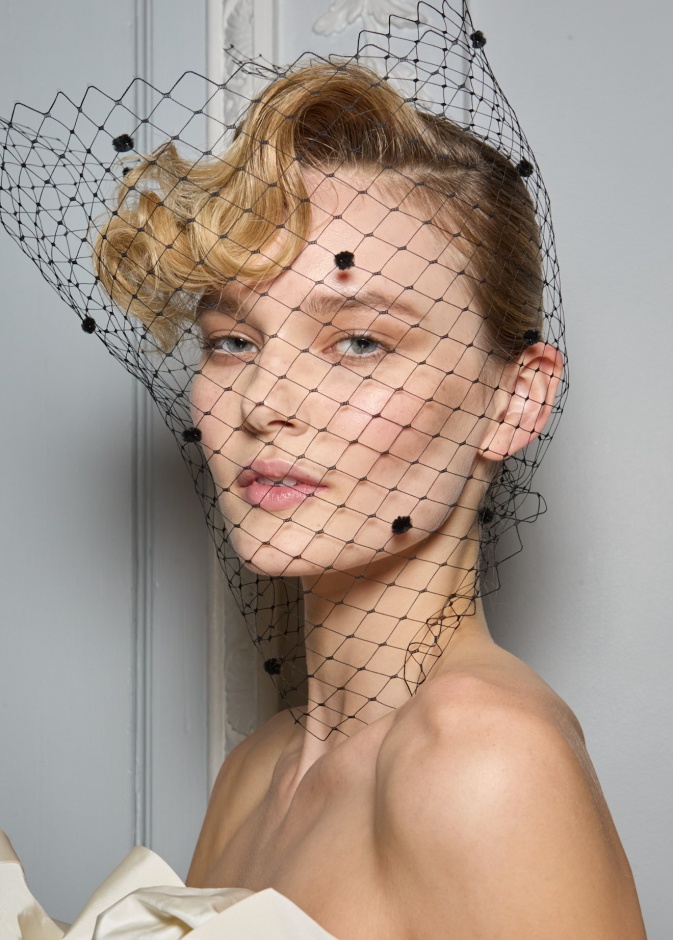  أكسسوارات شعر الشبك مع الغرة الجانبية من دار Richard Quinn