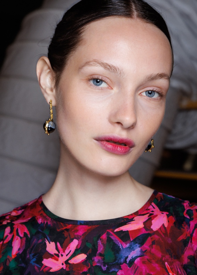 ألوان أحمر الشفاه القوي بتدرجات كرزية من وحي Ulla Johnson