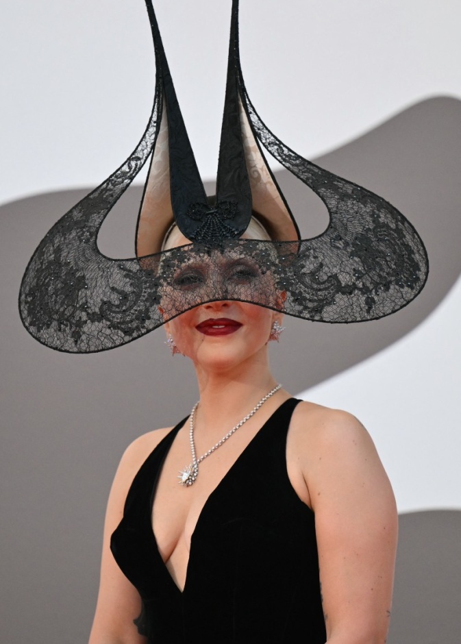 إطلالة الليدي غاغا بأحمر الشفاه المخملي