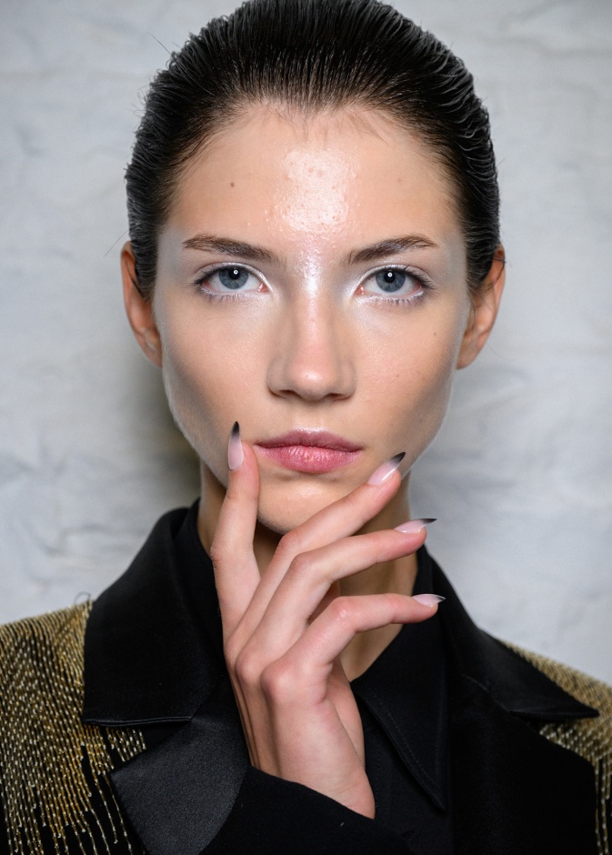 الوان اظافر مشرقة وفرانش من وحي دار Naeem Khan