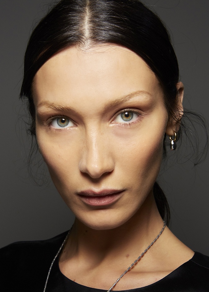 بيلا حديد بصيحة تشقير الحواجب