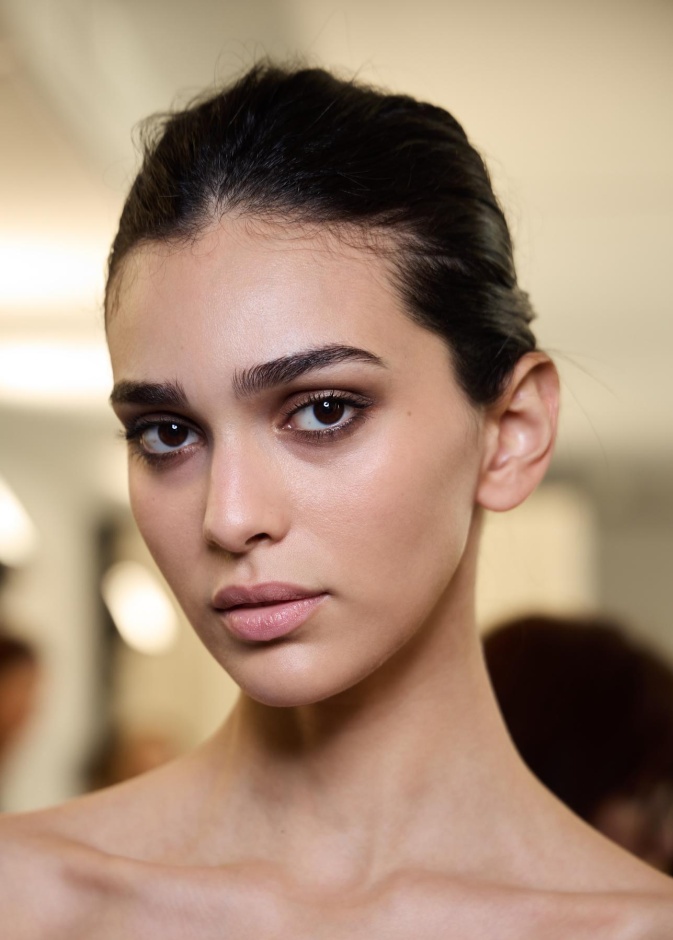 تألقي ببشرة متجددة باستخدام علاج طبيعي وسهل في متناول يديك