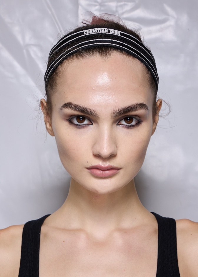 خطوط الكحل السوداء الملطخة من Dior